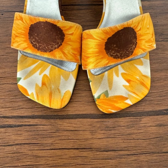 Dolce & Gabbana Yellow Heels Vibrant Style - Picture 4 of 8